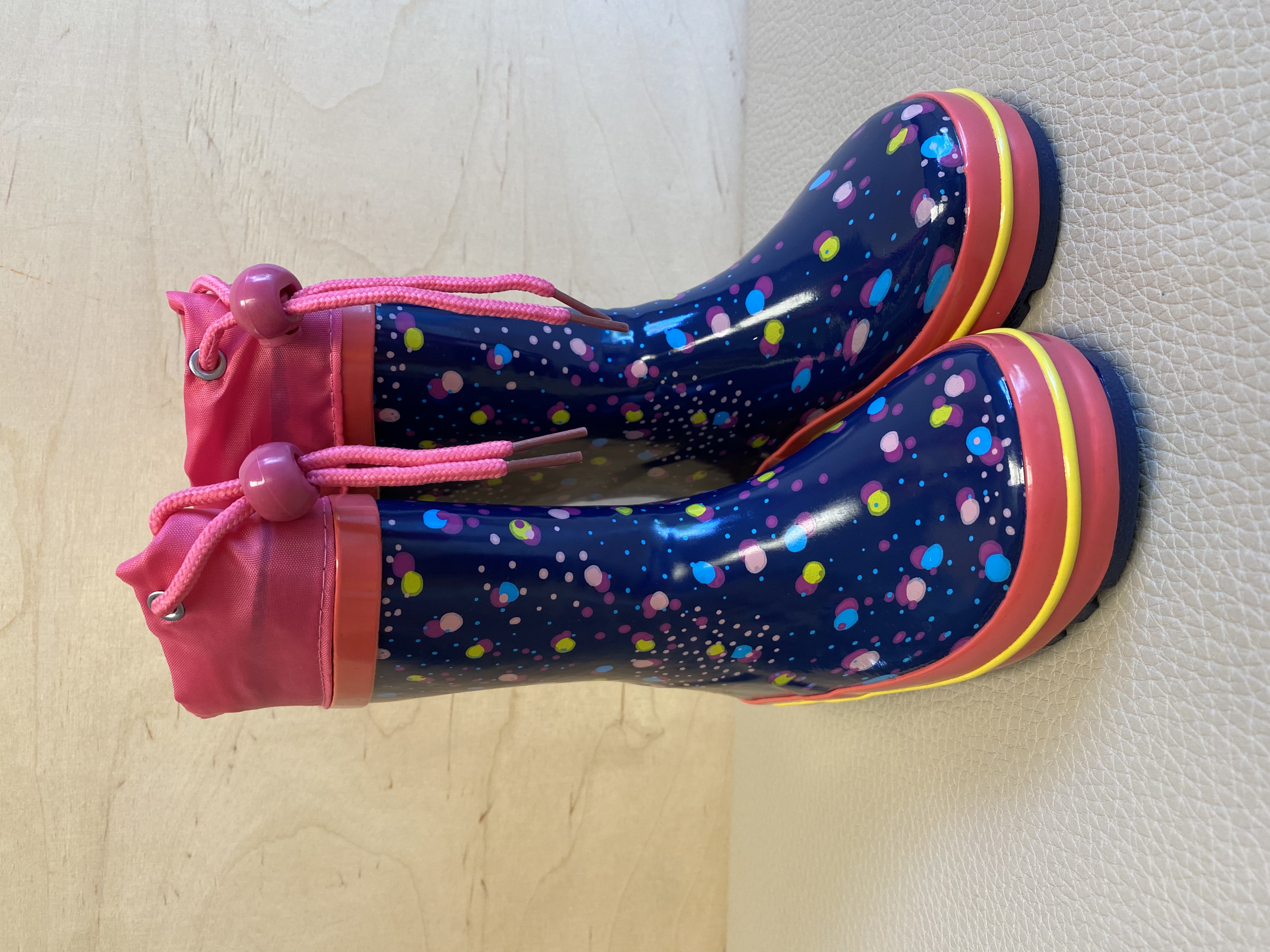 Tmavě modré holínky - gumáky s barevnými tečkami