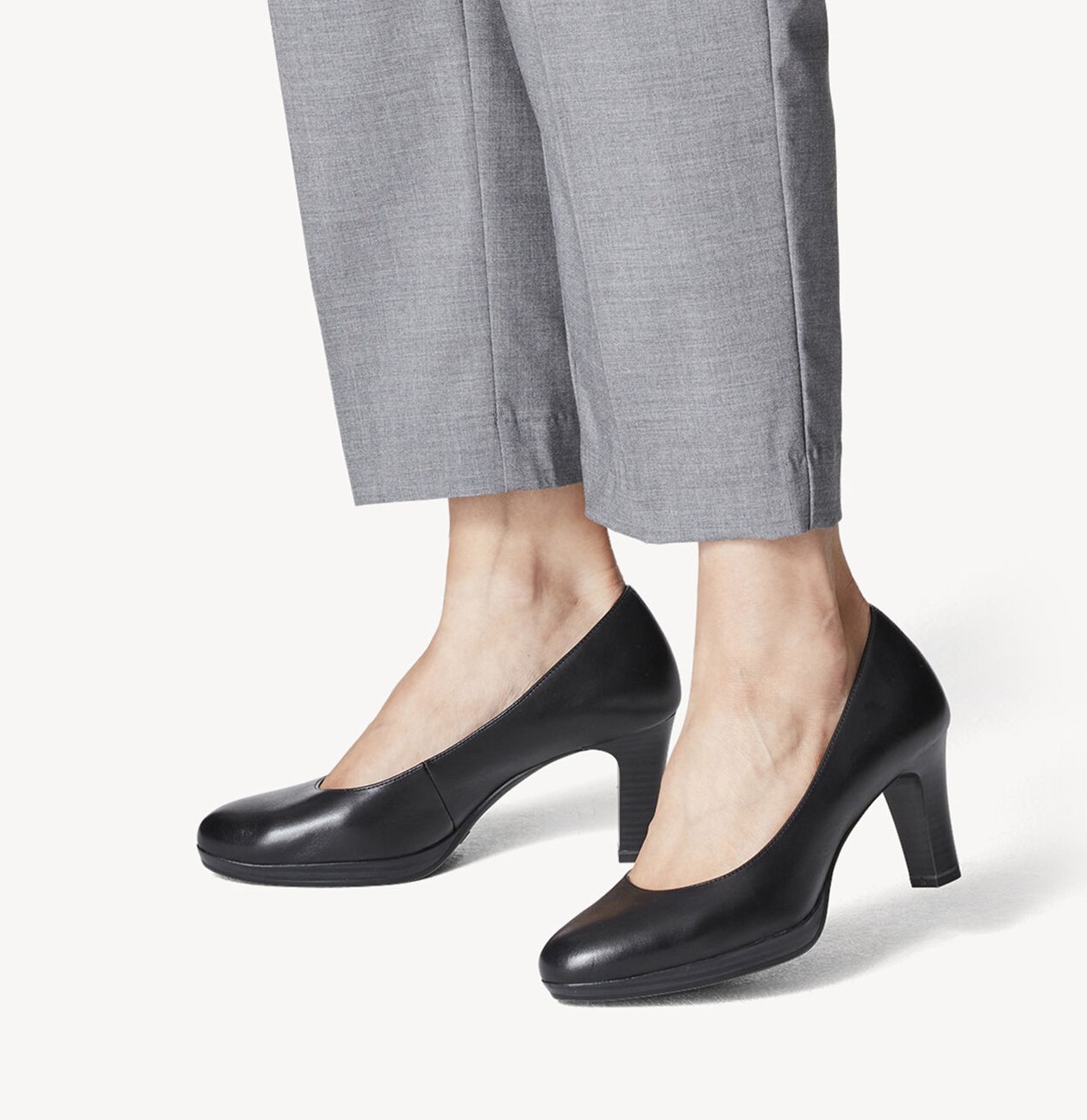 Černé kožené lodičky TAMARIS 22410