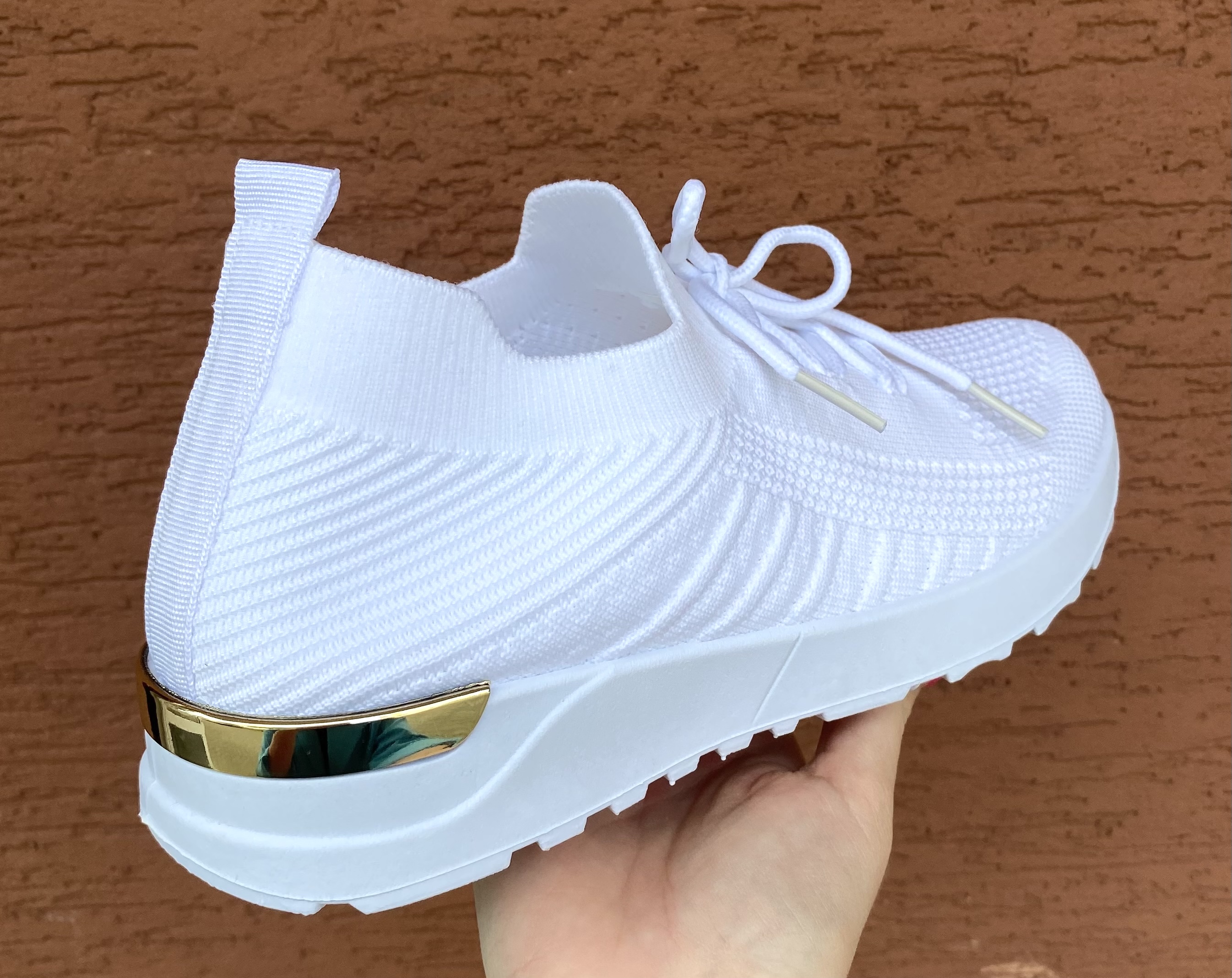 Pohodlné bílé síťované tenisky 