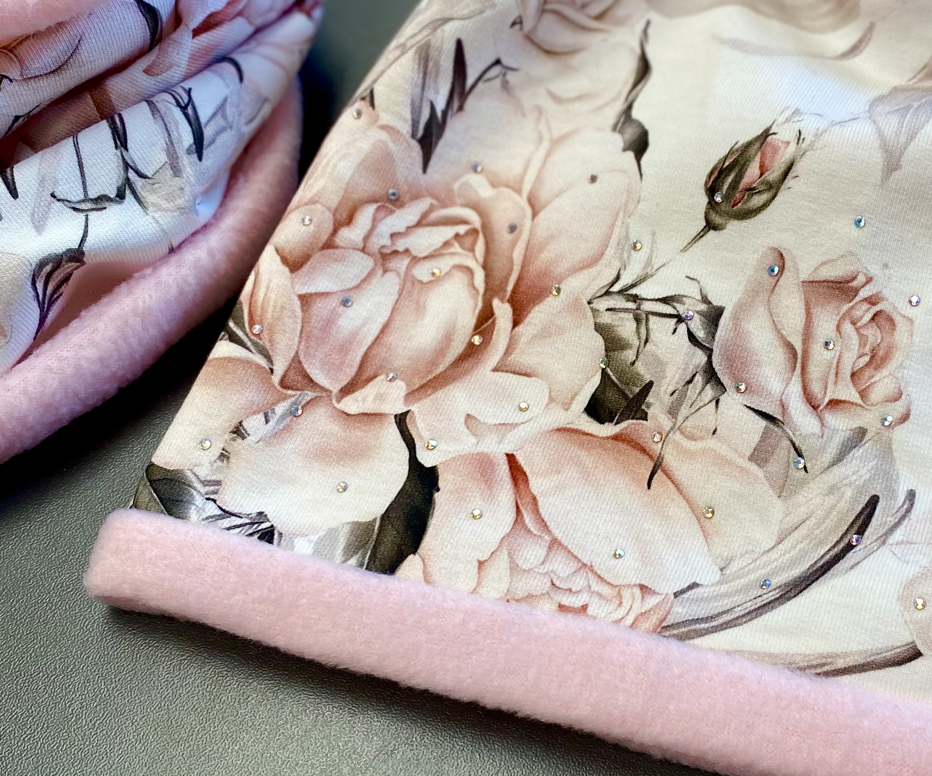 Zateplená čepice a nákrčník s květy