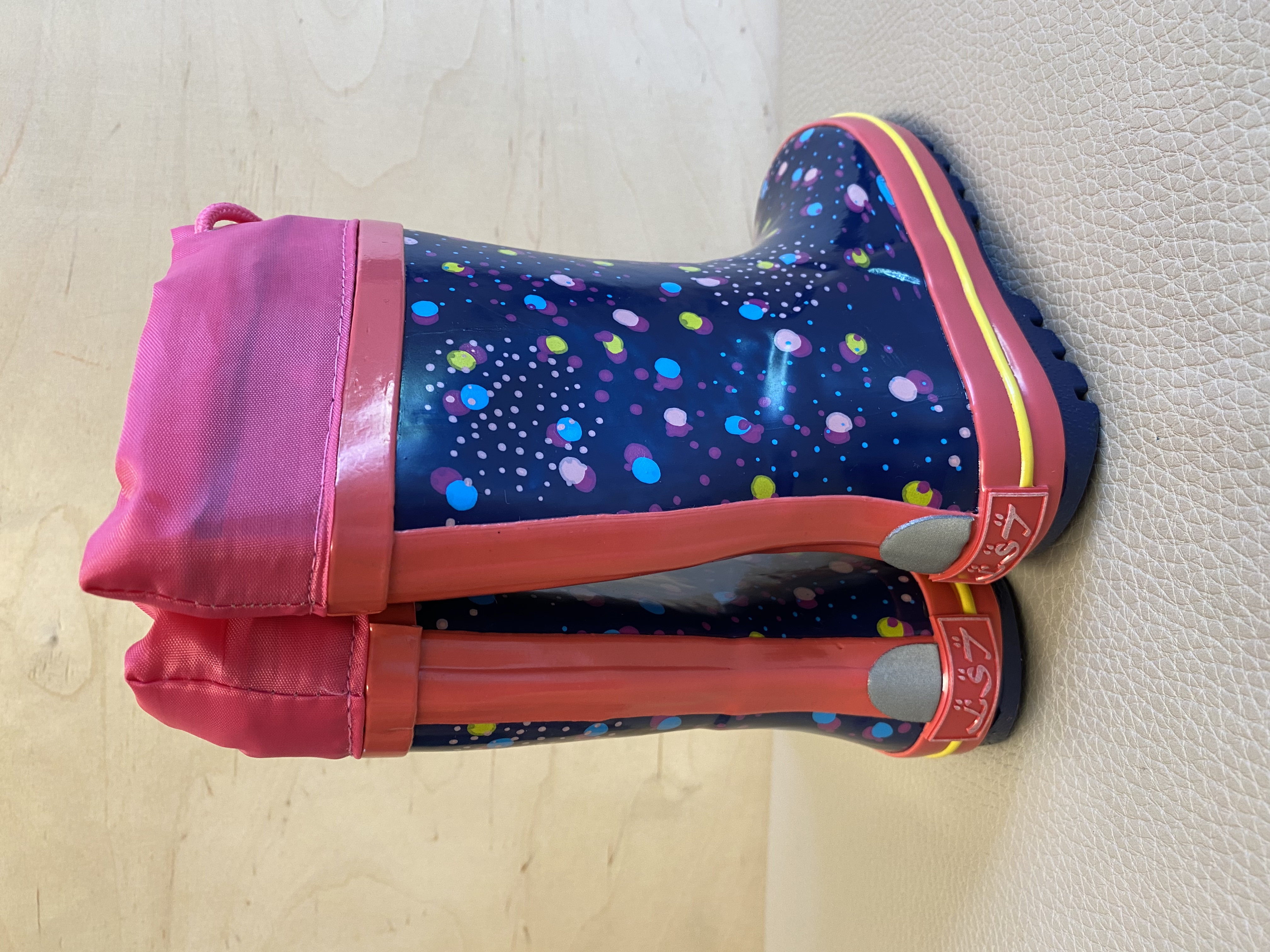 Tmavě modré holínky - gumáky s barevnými tečkami