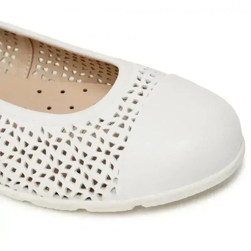 Bílé kožené baleríny Caprice 22151