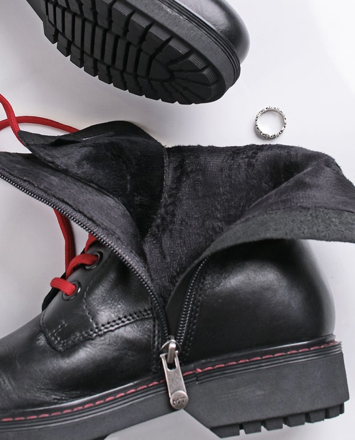 Černé kožené boty na zavazování Marco Tozzi 25228