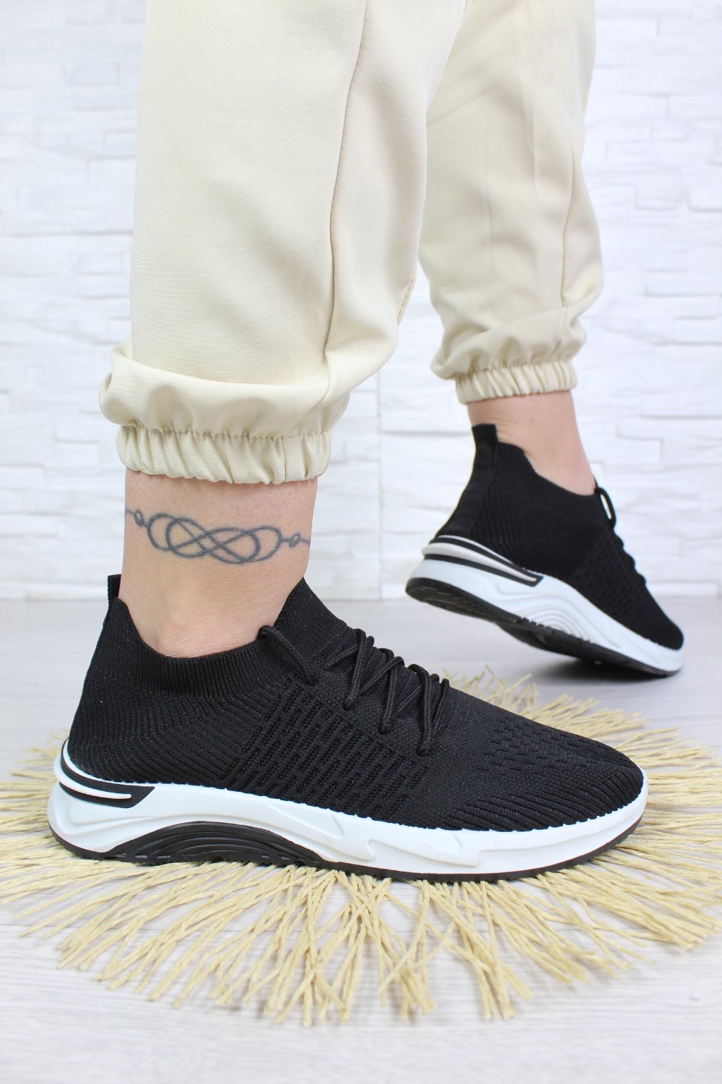 Pohodlné síťované černé tenisky 