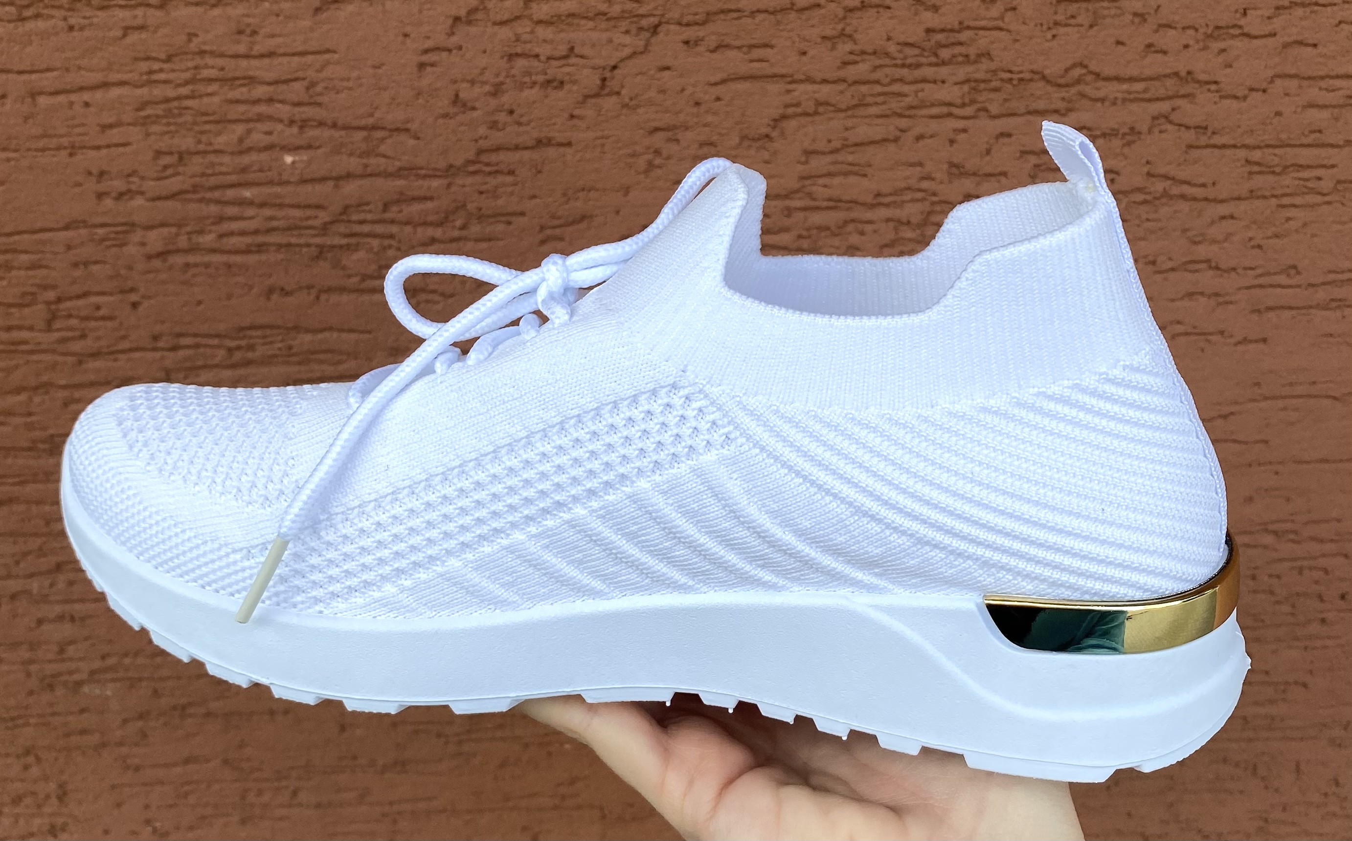 Pohodlné bílé síťované tenisky 