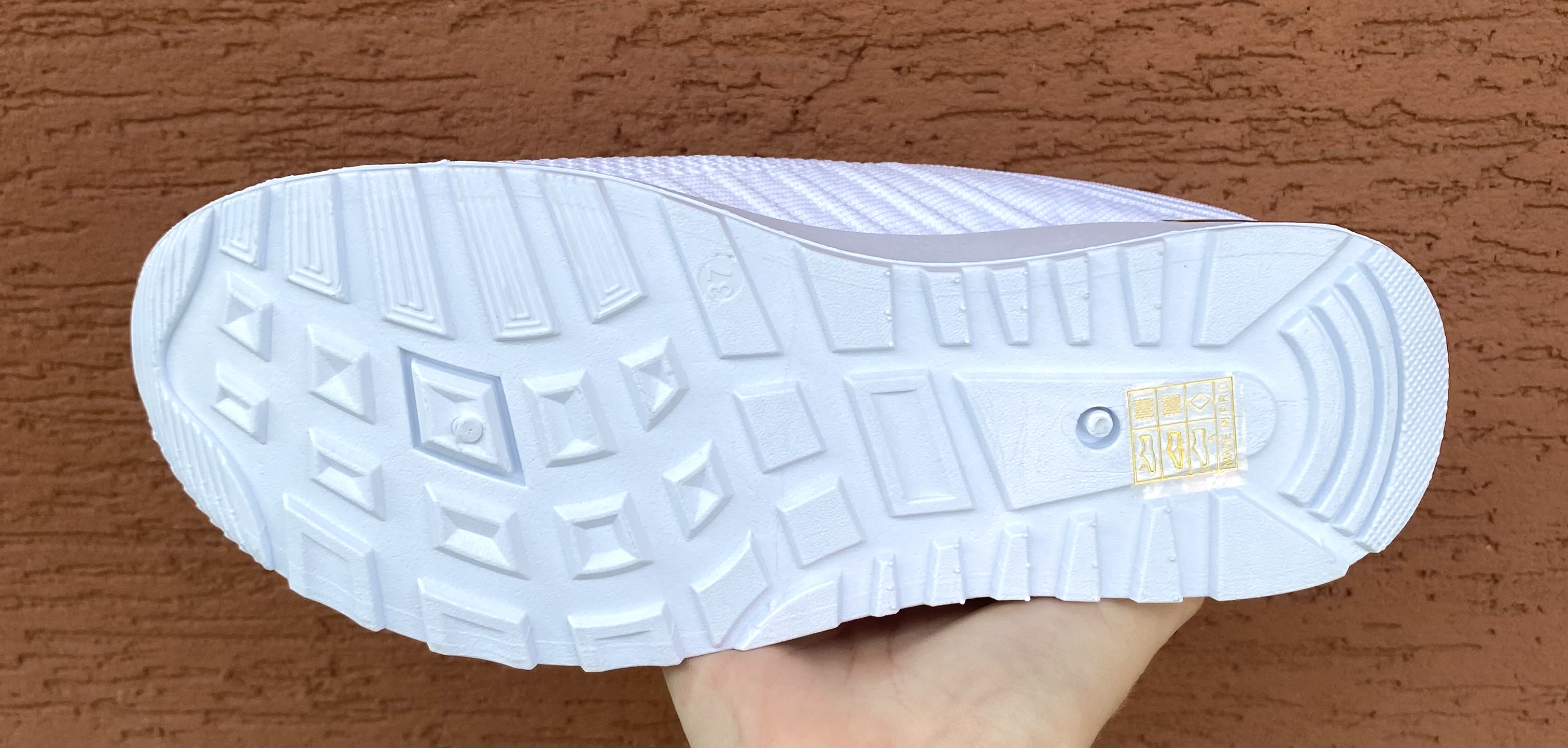 Pohodlné bílé síťované tenisky 