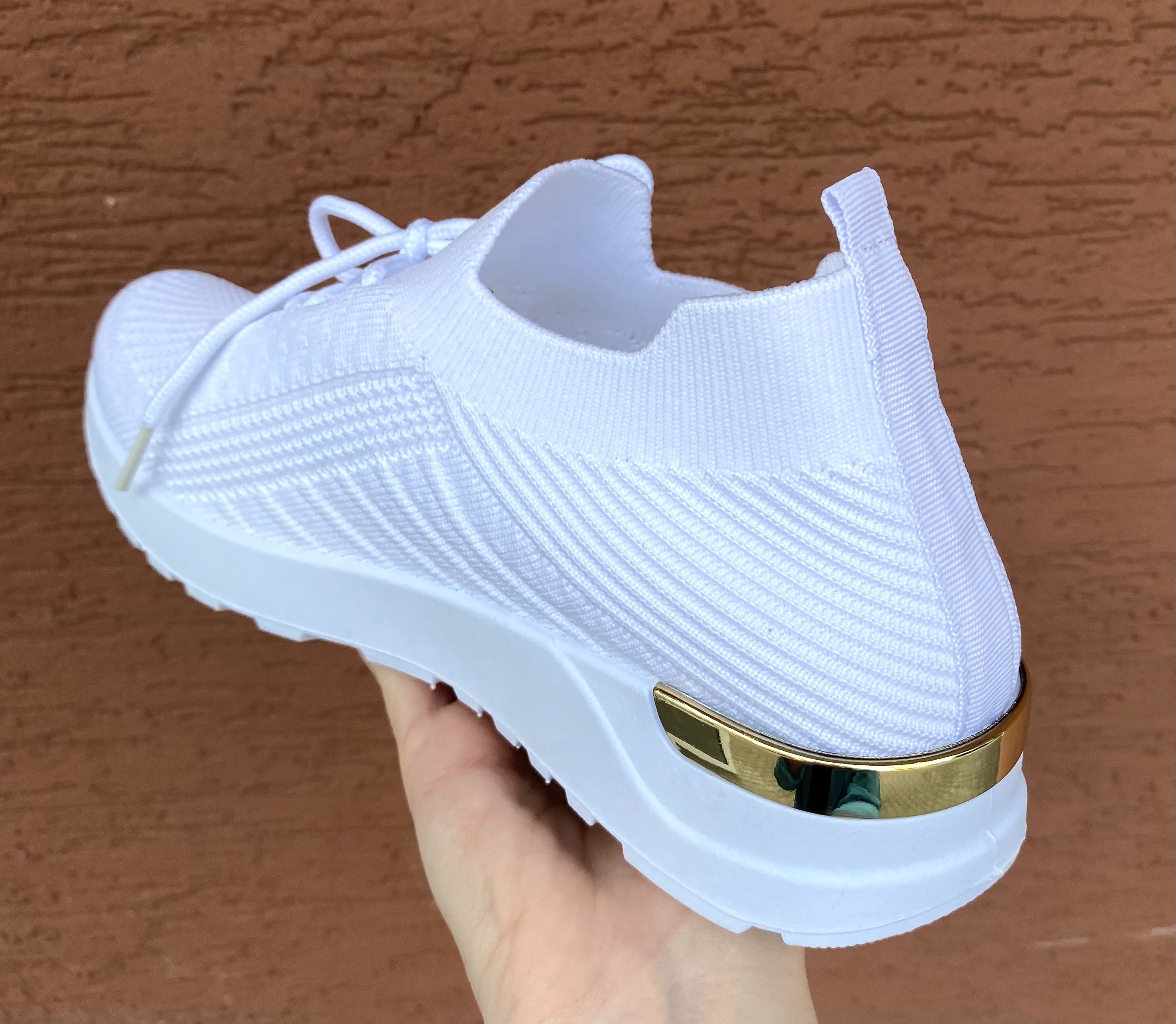 Pohodlné bílé síťované tenisky 