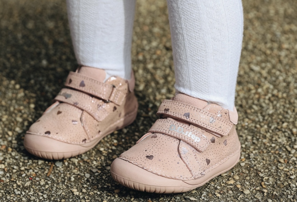 Dívčí kožená barefoot obuv D.step S070-42189A se srdíčky